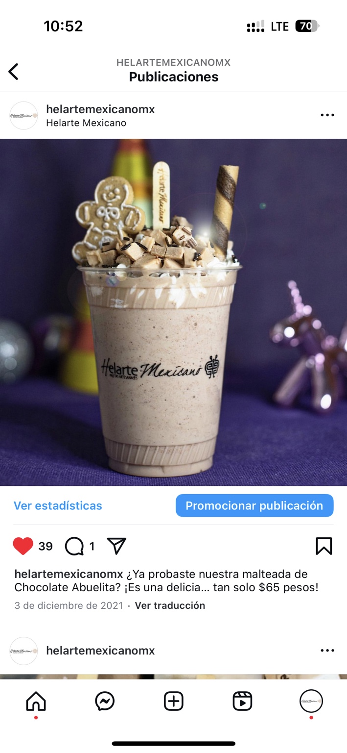 Malteada de Chocolate Abuelita de Helarte, servida con toppings y palito con la marca